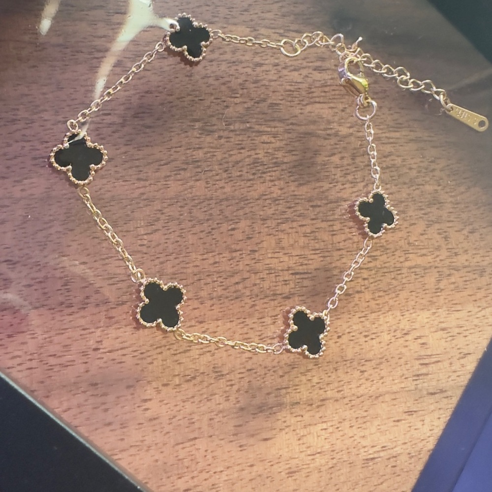 Step out in style with this timeless Clover & Flower triple set. - Picture 9 of 16